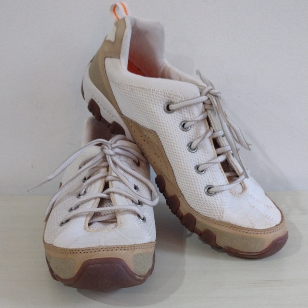 Columbia Beige White Trail Sneakers